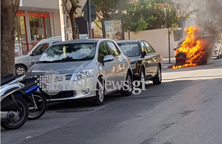 Φωτιά σε αυτοκίνητο στην πλατεία Δικαστηρίων στα Χανιά (φωτό)
