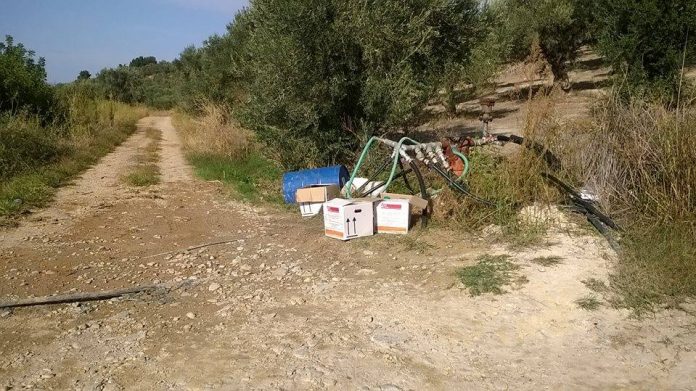 Χανιά: Ντροπή! Άδεια μπουκάλια από φυτοφάρμακα δίπλα στη βάνα του ΟΑΔΥΚ (Photos)