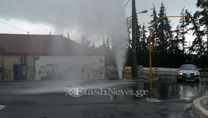 Έσπασε πυροσβεστικός κρουνός στην Λεωφόρο Σούδας στα Χανιά (φωτο)