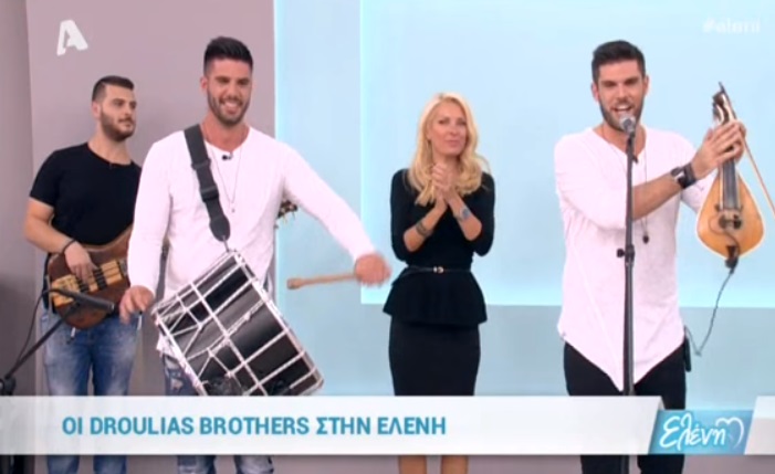 Έστησαν Κρητικό γλέντι οι Droulias Brothers στο πλατό της Ελένης και την τρέλαναν με τις μαντινάδες τους (Video)