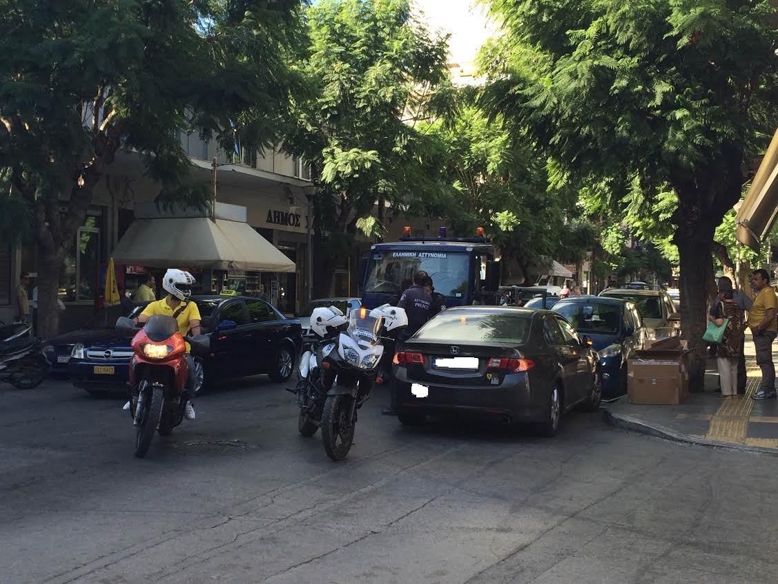 Χανιά: Χαμός στην Κυδωνίας! Πάρκαρε ανάποδα, έβρισε τους αστυνομικούς και κατέληξε στο τμήμα (Photos)