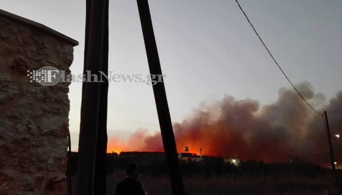 Μεγάλη πυρκαγιά στα Φαλάσαρνα Κισσάμου - Απειλούνται σπίτια (φωτο)