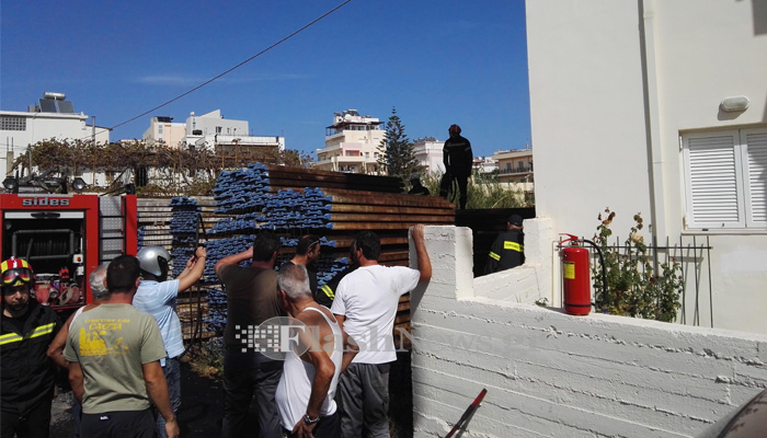 Πυρκαγιά στην Νέα Χώρα των Χανίων ανάμεσα στα σπίτια (φωτο)
