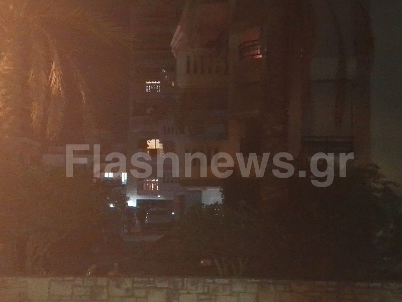 Τελικά κάλεσαν κλειδαρά ο οποίος και άνοιξε την πόρτα και εισήλθαν στην οικία.Σύμφωνα με πληροφορίες κανένα άτομο δεν υπήρχε μέσα ενω είναι άγνωστο αν βρήκαν το όπλο του δράστη.