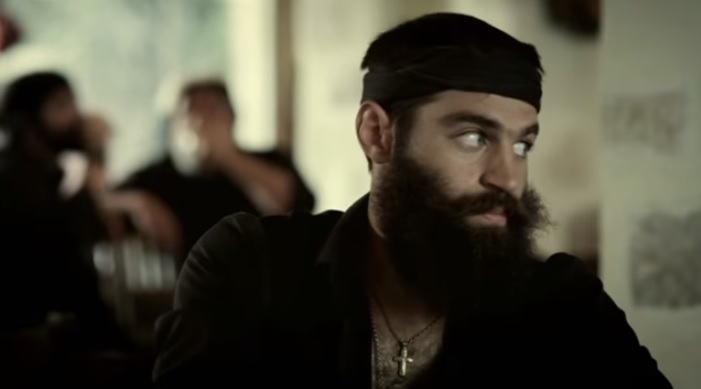 Ο σέξι αγρότης που τρέλανε τις γυναίκες τα σπάει σε διαφήμιση (Video)