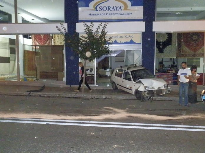 Χανιά: Απίστευτο τροχαίο Ι.Χ έπεσε σε σταθμευμένο αυτοκίνητο και το κάρφωσε σε βιτρίνα καταστήματος (Photos)