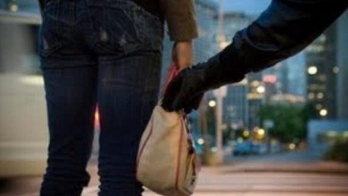 Πριν λίγο κουκουλοφόρος άρπαξε τσάντα γυναίκας στο κέντρο των Χανίων
