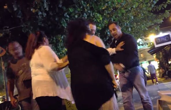 Ελληνίδα οδηγός vs Έλληνα ταξιτζή: Η μάχη της χρονιάς (video)