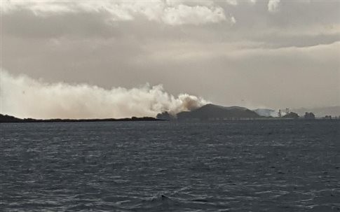 γυναίκα έκαψε ένα ολόκληρο νησί προκειμένου να την εντοπίσουν