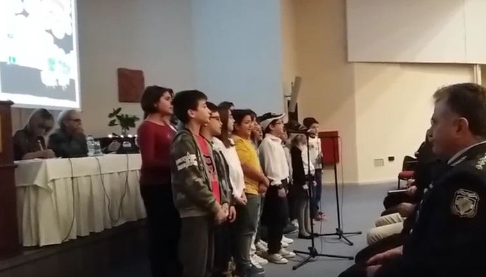 «Μ’ ακούτε που σας τραγουδώ, να μην πονέσετε ως πόνεσα και εγώ…»