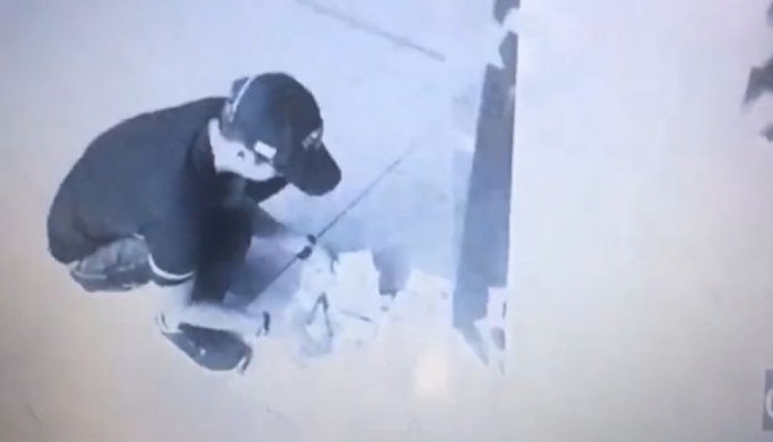 Πήγε να κάνει ανάληψη και το ΑΤΜ δεν σταμάταγε να βγάζει χαρτονομίσματα