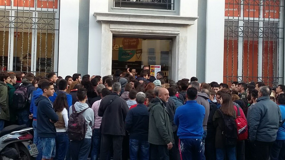 Χανιά: Ουρά από τα ξημερώματα έξω από πολυκαταστήματα για την «Black Friday» (φωτο)