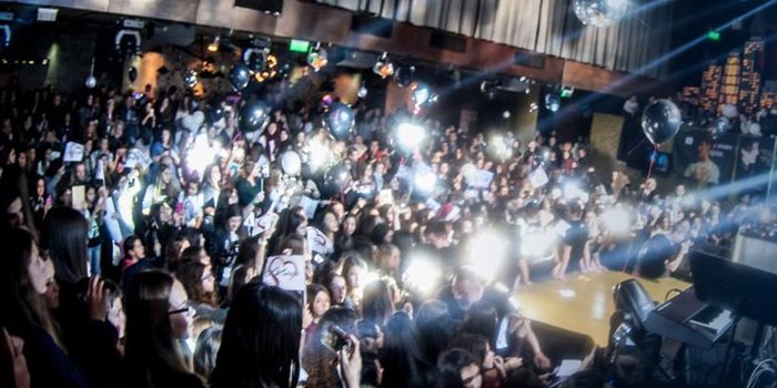 Σκηνές σοκ: 15χρονα χωρίς αισθήσεις έξω από κλαμπ