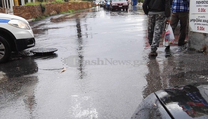 Έφυγε καπάκι φρεατίου σε κεντρική διασταύρωση στα Χανιά (φωτο)