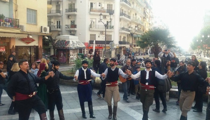 Κρητικοί γέμισαν με χορούς και τραγούδια τους δρόμους της Θεσσαλονίκης