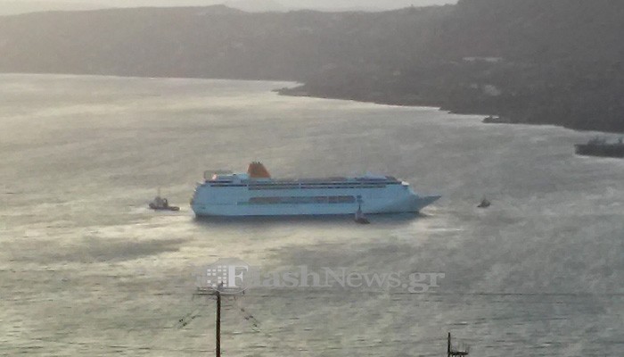 Κρουαζιερόπλοιο έδωσε «μάχη» με τους ανέμους για να δέσει στην Σούδα (φωτο)