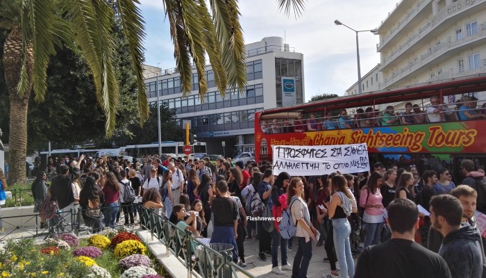 Μαθητές των Χανίων διαδηλώνουν υπέρ των προσφύγων στα σχολεία (φωτο-βίντεο)