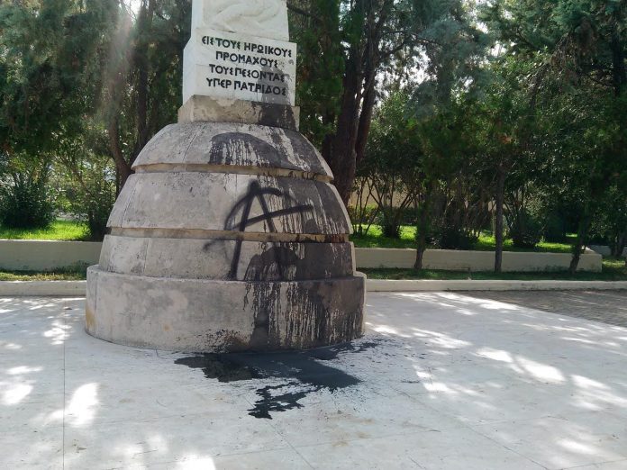Χανιά: Πέταξαν μπογιές στο Μνημείο Ηρώων ανήμερα της επετείου του Πολυτεχνείου (Photos)