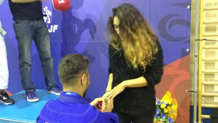 Χανιώτης πρωταθλητής κάνει πρόταση γάμου στην κοπέλα του με το μετάλλιο στο στήθος (Video)