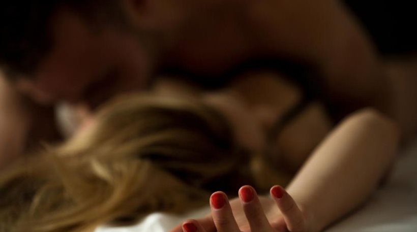 Το φετίχ του «κερατά»: Κατακόρυφη αύξηση των ανδρών που θέλουν να... μοιράζονται τις αγαπημένες τους