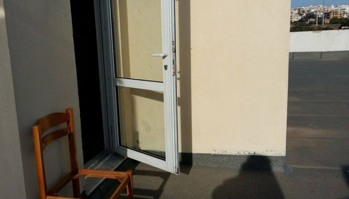 Πατέρας από την Κρήτη διαμένει σε ταράτσα για να δει τα παιδιά του!