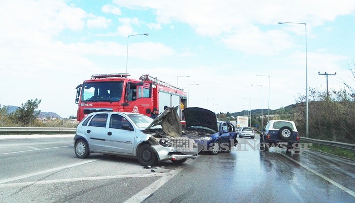 Σύγκρουση δύο αυτοκινήτων στα Χανιά - Εγκλωβίστηκε ένα άτομο (φωτο)