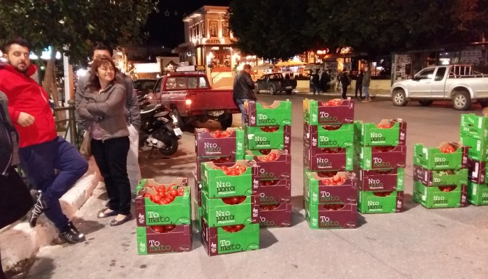 Μοίρασαν 4 τόνους ντομάτες στη Δημοτική αγορά στα Χανιά (photo)