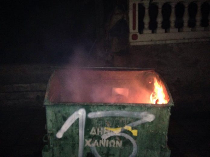 Χανιά: Λάμπάδιασε κάδος στη Ζυμβρακάκηδων (Photos)