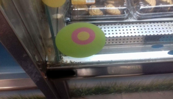 Κυλικείο σε δημόσιο κτίριο στα Χανιά πουλά σνακ και... μυγάκια! (φωτο)