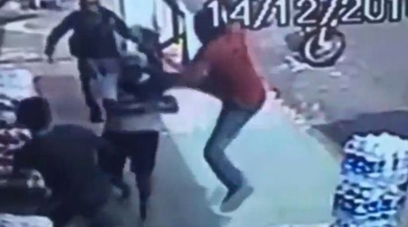 Βίντεο: Ντελιβεράς σταματάει τον κλέφτη με μια κλωτσιά αλά Τσάκι Τσαν