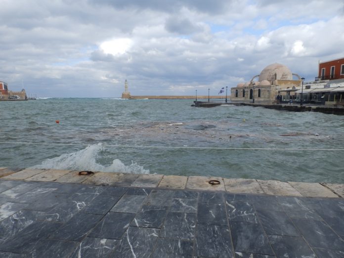 Χανιά: Απαράδεκτες εικόνες Ξύλα και βρωμιές στο Ενετικό Λιμάνι (Photos)