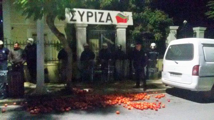 Χανιά: Αγρότες πέταξαν ντομάτες έξω απ’ τα γραφεία του ΣΥΡΙΖΑ (Photos)