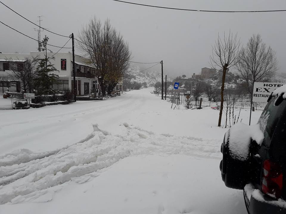 Στα λευκά τα ορεινά των Χανίων - Προσοχή στις μετακινήσεις (φωτο)