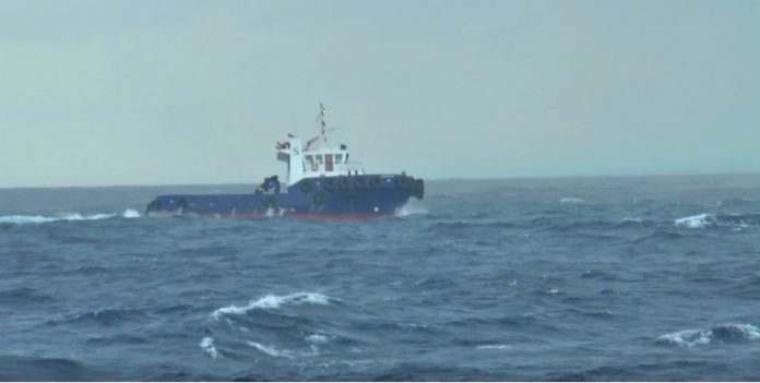 Κόβει την ανάσα η προσπάθεια ενός ρυμουλκού που παλεύει με τα κύματα στο Κρητικό πέλαγος (Video)