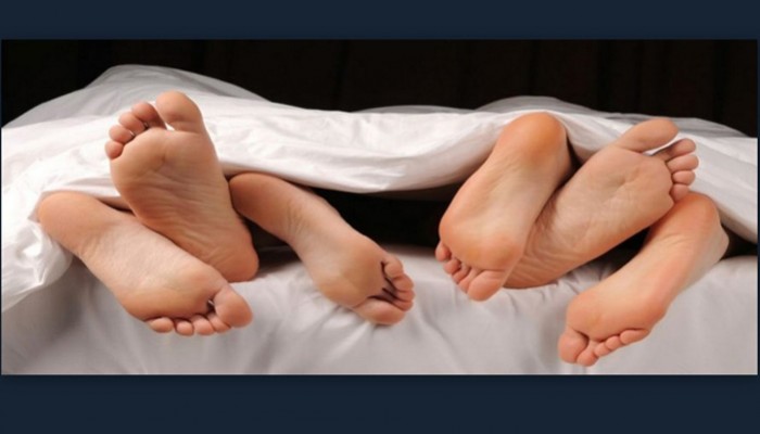 Όργια σε σκάφος με πρωταγωνιστή παρουσιαστή