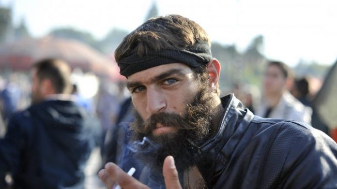 Ο σέξι αγρότης Στάθης Στιβακτάκης παίζει με τα χιόνια στα βούνα της Κρήτης (Photos)