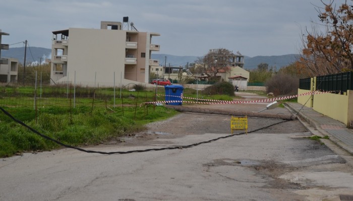 Στύλος της ΔΕΗ έπεσε δίπλα σε νηπιαγωγείο στην Κίσσαμο