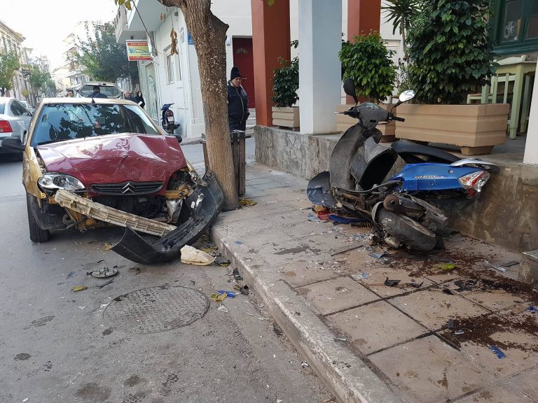 Χίλια κομμάτια μηχανάκι και αυτοκίνητο σε τροχαίο στην Ελευθερίου Βενιζέλου στα Χανιά