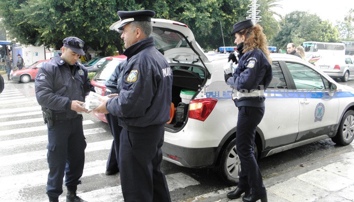 Η Τροχαία Χανίων μοίρασε συμβουλές και…αλκοολόμετρα