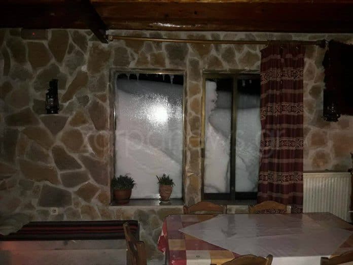 Χανιά: Το χιόνι καταπίνει ταβέρνα στον Ομαλό (Photos)