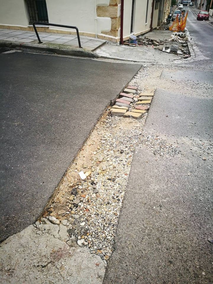 Δρόμος στα Χανιά... για κλάματα - Κίνδυνος για τα ΙΧ και δίκυκλα (φωτό)