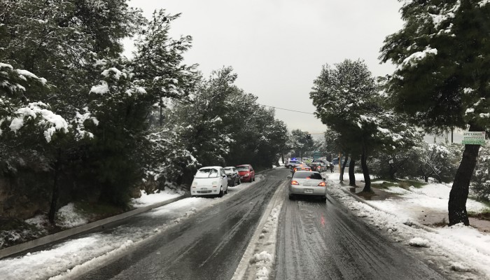 Βρήκε πορτοφόλι στην χιονισμένη οδό Ακρωτηρίου στα Χανιά και το παρέδωσε