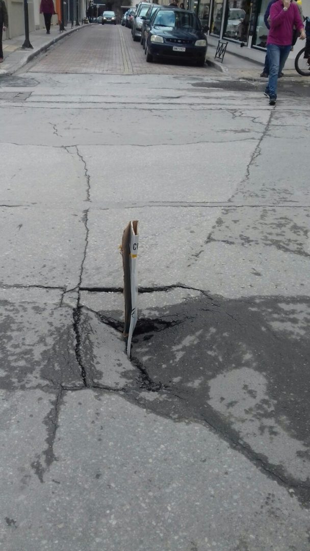 Επικίνδυνη λακκούβα στα Χανιά - Έβαλαν χαρτί για να αποτρέψουν οδηγούς !