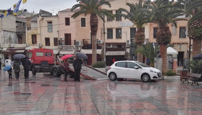 Πήγαν Θεοφάνεια και πάρκαραν μπροστά από τη Μητρόπολη... Ήρθε γερανός