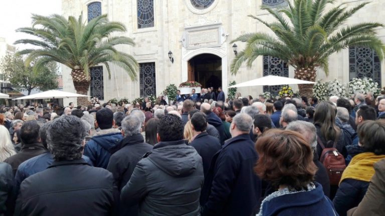 Πλήθος κόσμου και συγκίνηση στο τελευταίο αντίο για την Βιργινία Μανασάκη