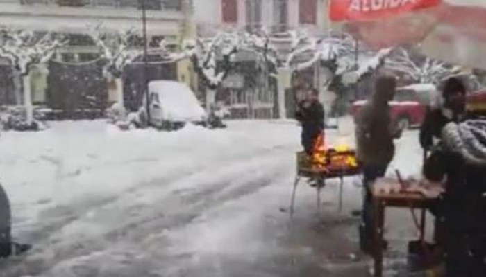 Τι και αν χιονίζει έξω;-Μια παρέα Κρητικών χορεύει και πίνει ρακές (βίντεο)