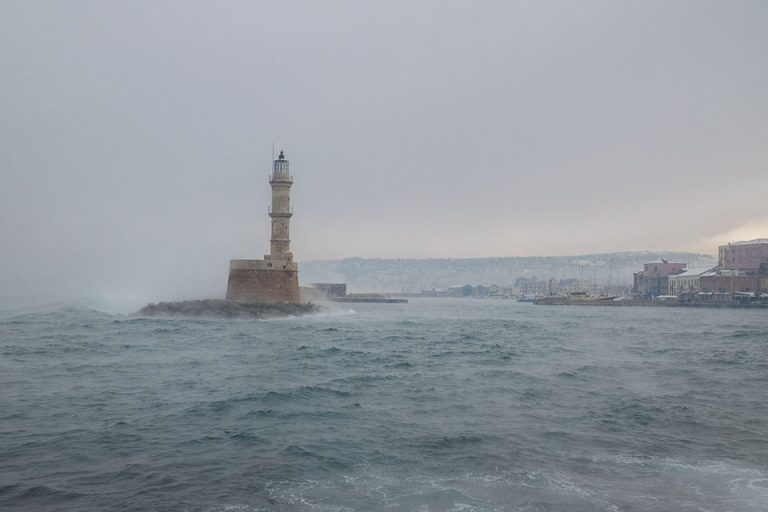 Ένα παράξενο και εντυπωσιακό φαινόμενο παραθαλάσσια στα Χανιά (φωτο)