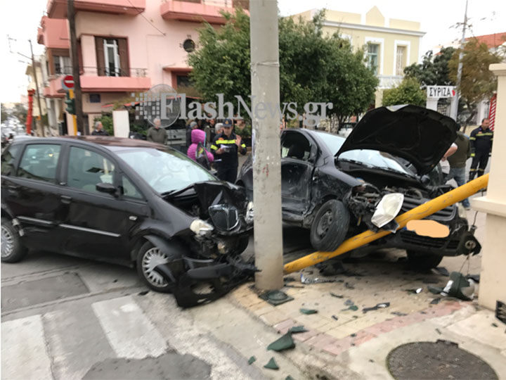 Σφοδρή σύγκρουση μεταξύ δύο αυτοκινήτων στην Νεάρχου στα Χανιά (φωτό)