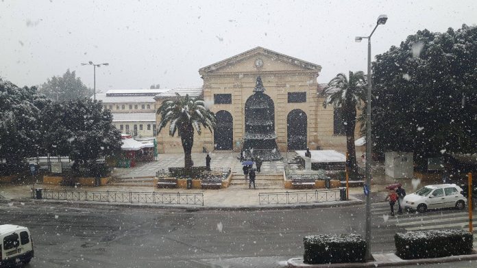 Χανιά: Ο Κρητικός χιονάνθρωπος Του έβαλαν λύρα και σαρίκι (Photos)