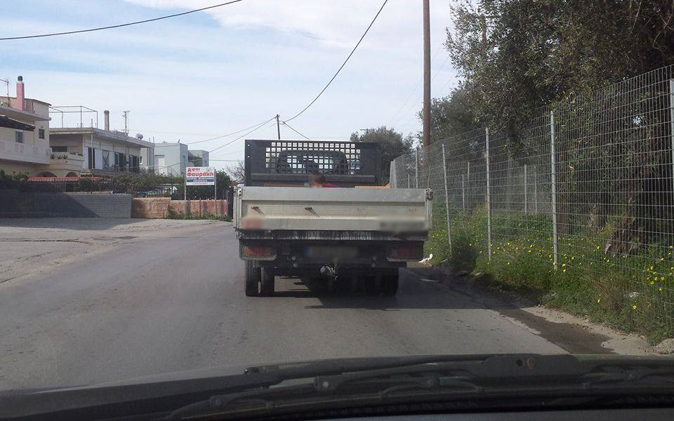 Χανιά: Έβαλαν το παιδί τους στην καρότσα και το πήγε βόλτα! (φωτο)